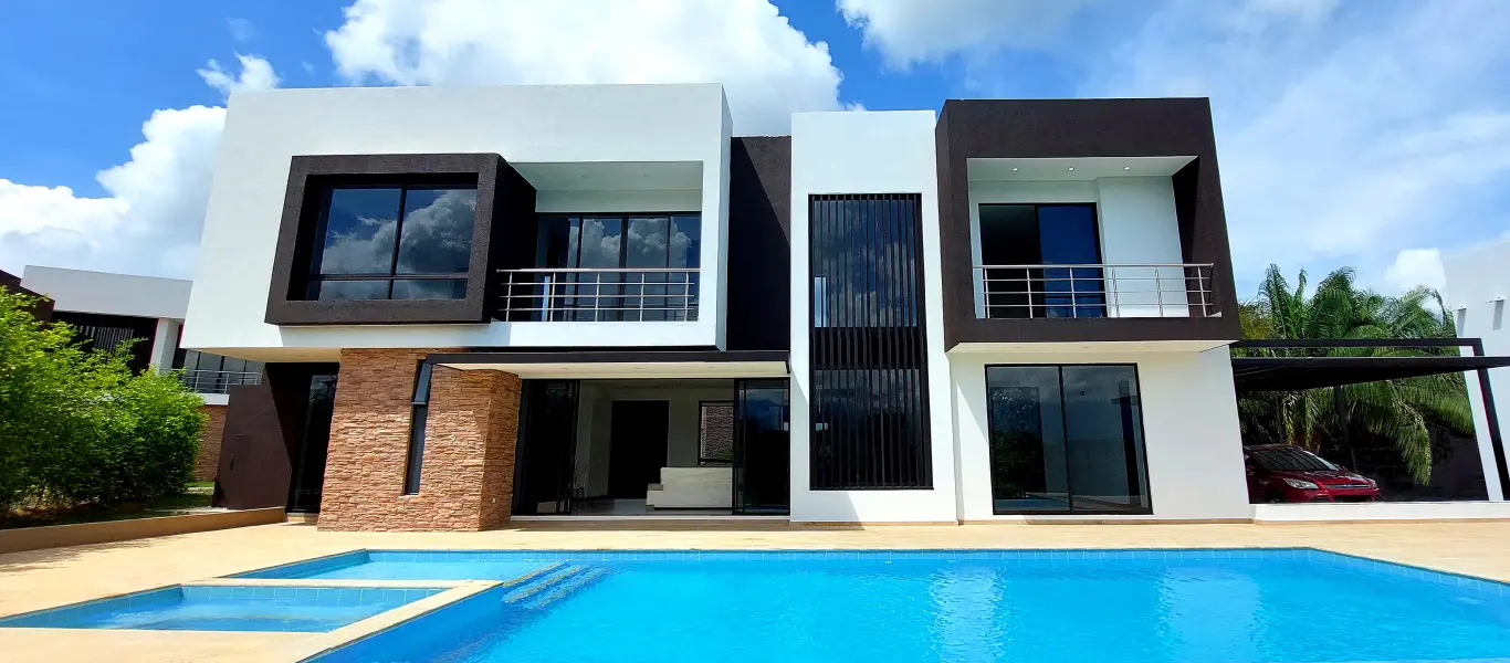 casa-campestre-fachada-posterior-piscina-contacto-altos-del-palmar