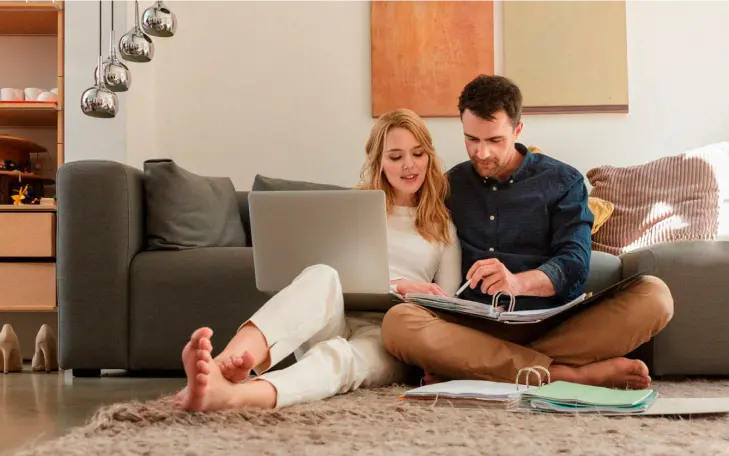 pareja-feliz-sala-casa-campestre-etapas-altos-del-palmar